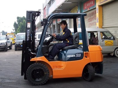 專業(yè)服務(wù) 2009年北京綠標(biāo)吊車與貨車租賃，車型齊全，助力機(jī)械設(shè)備研發(fā)